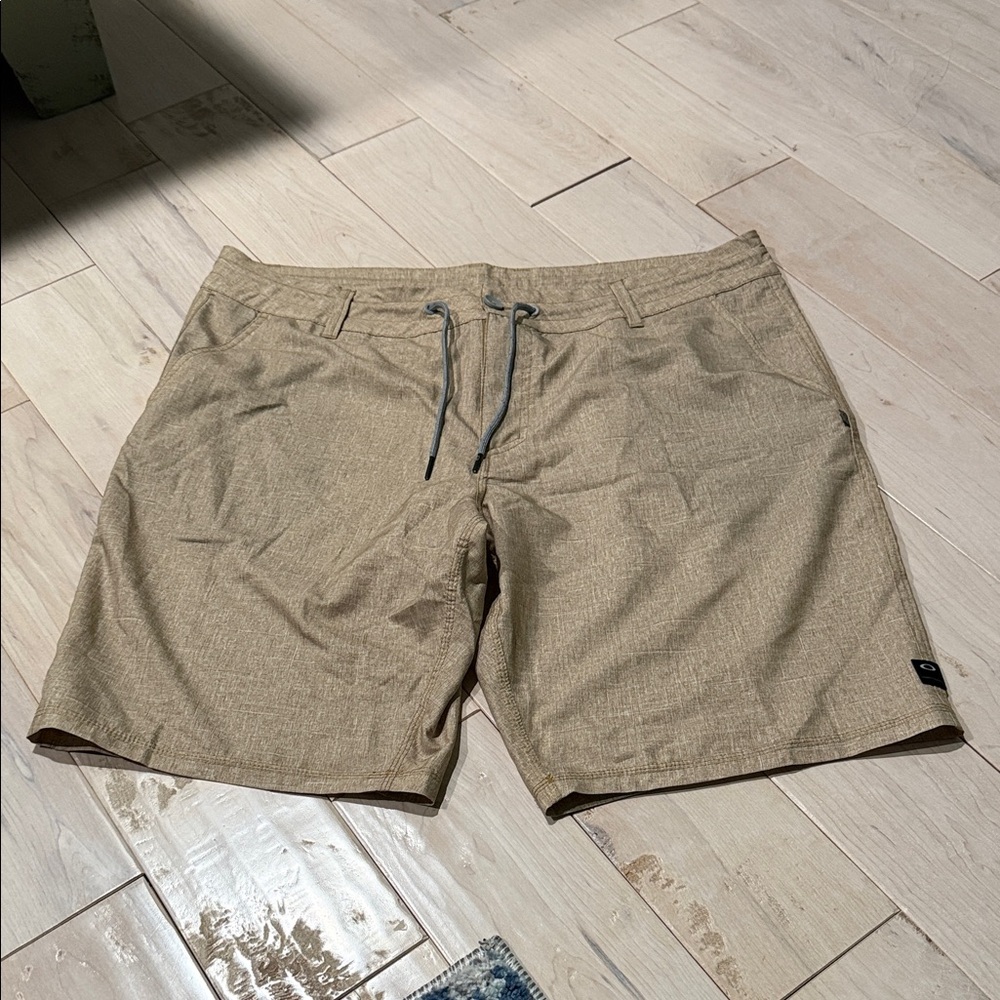 Oakley Men's Tan board shorts